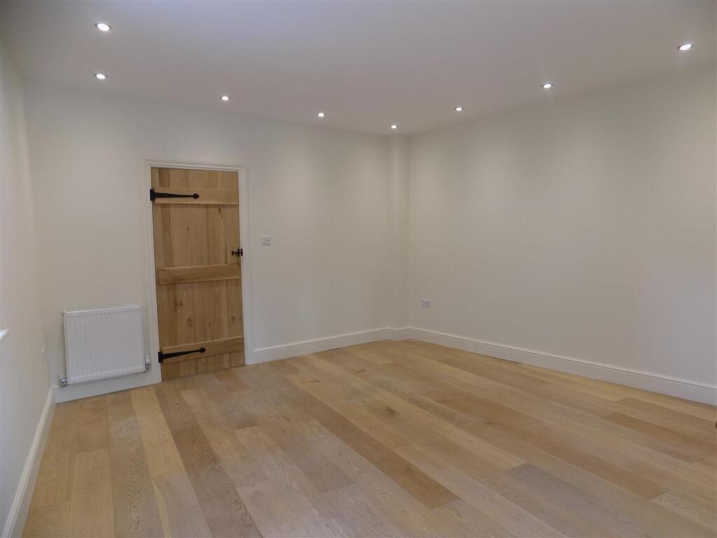 6 Moat Yard - Lounge (1).JPG