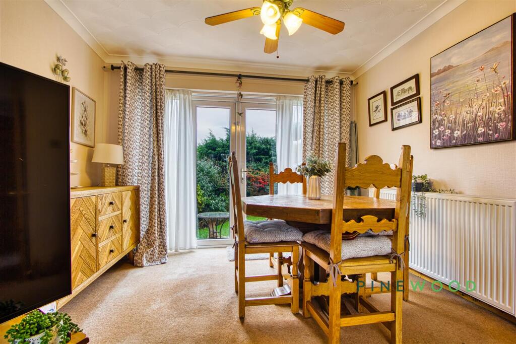 LOUNGE / DINING ROOM