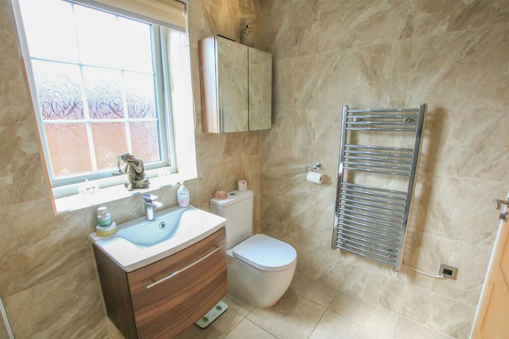 EN SUITE SHOWER ROOM