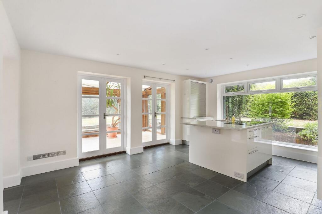 Kitchen/ Breakfast Area