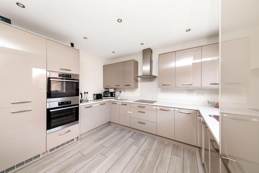 OPEN-PLAN DINING KITCHEN