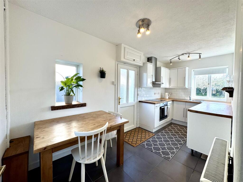KITCHEN/DINING ROOM
