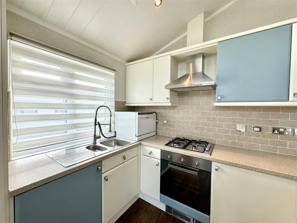 Kitchen 2.jpeg