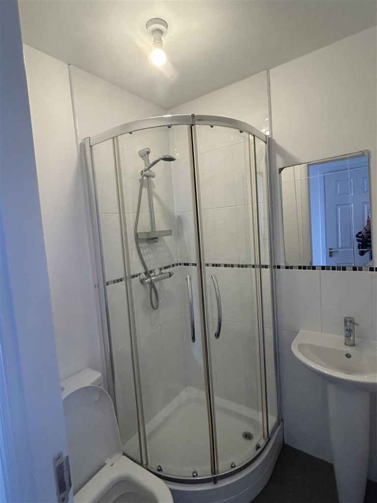 16H Winton Circus Bedroom 1 ensuite.png