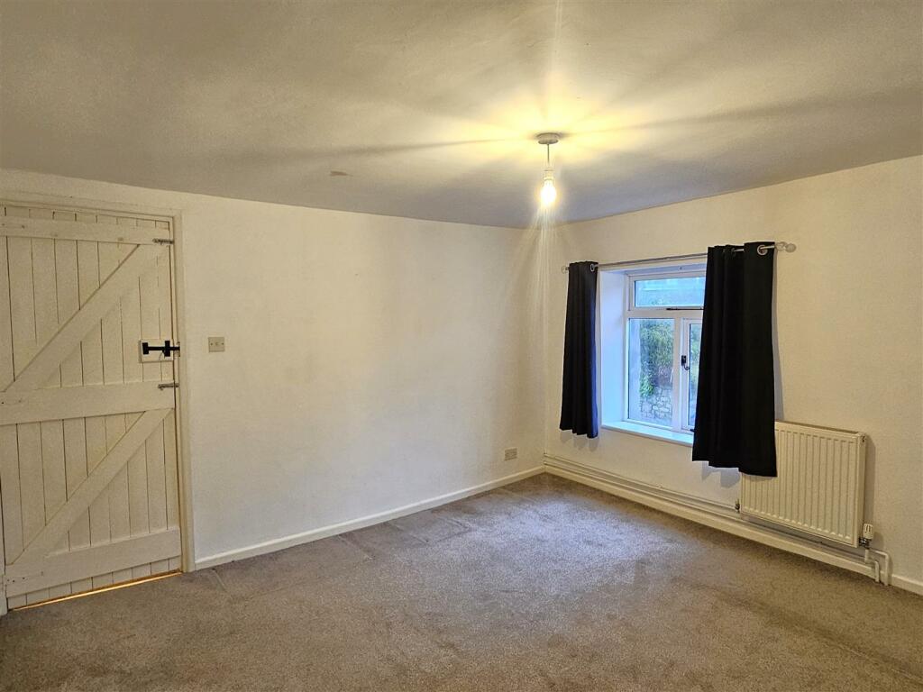 bedroom 1 (2).jpg