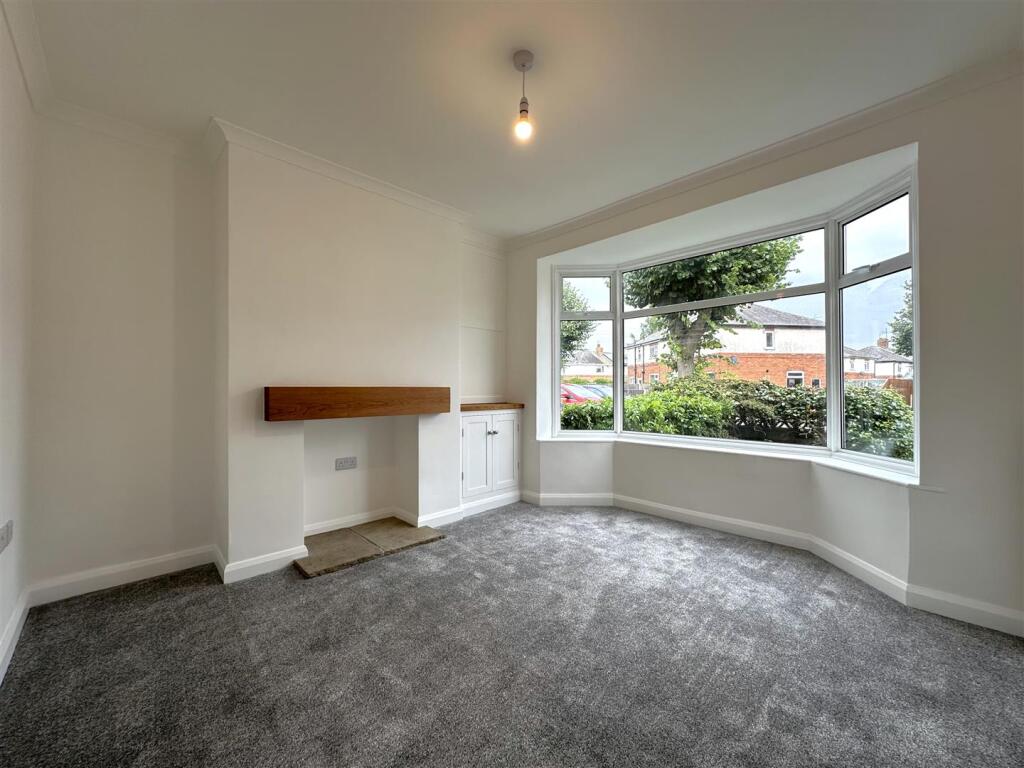 Bay-Fronted Lounge 086