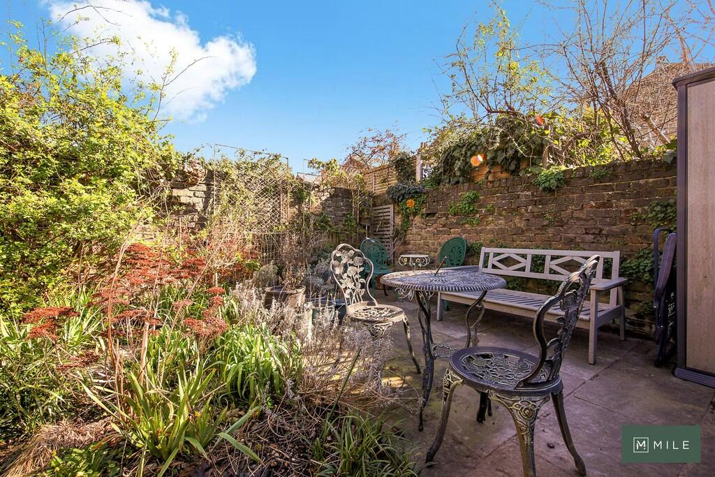 Flat A, 11 Bramst...