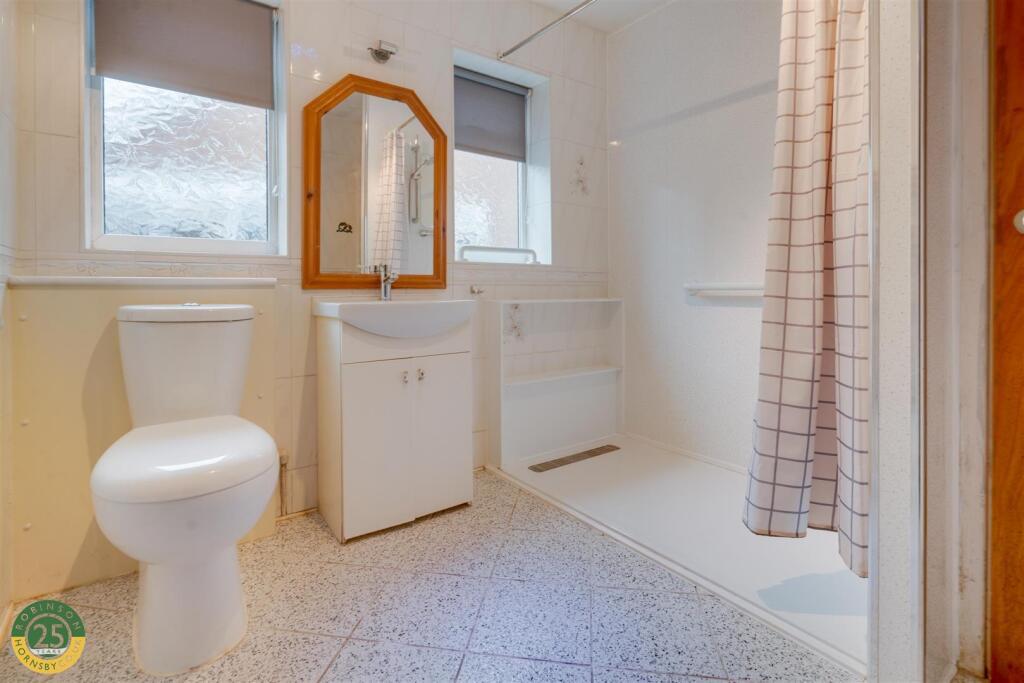 Bathroom 1-1.jpg