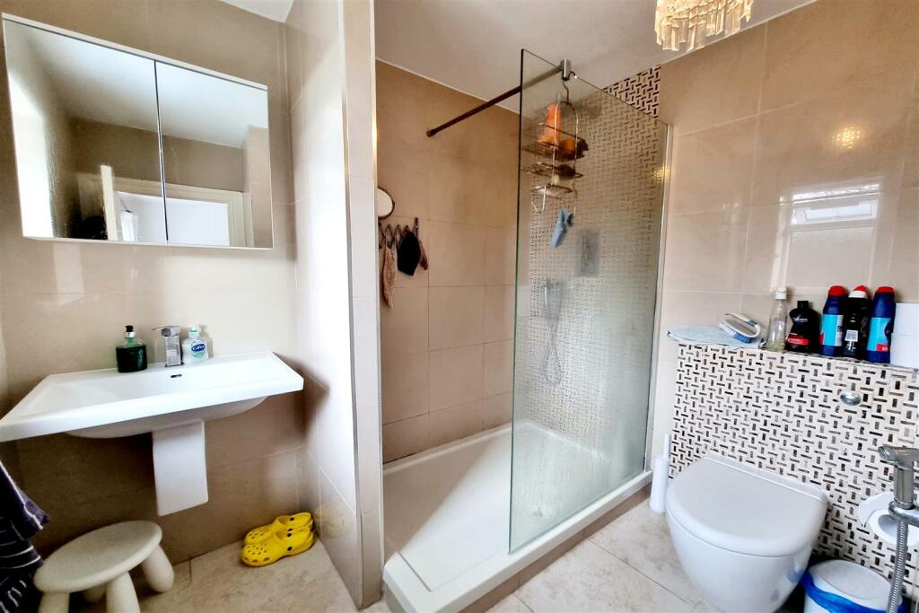 EN-SUITE SHOWER ROOM: