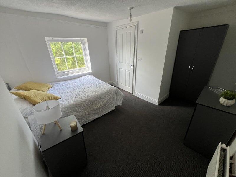 A neat double bedroom featuring a comfortable b...