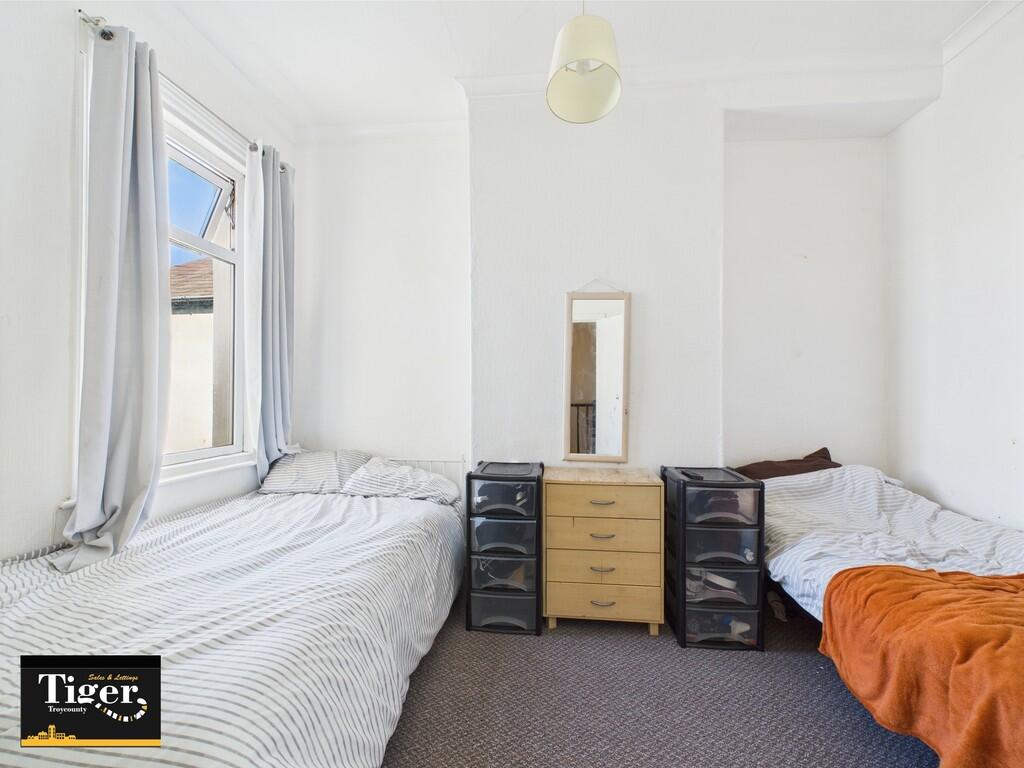 CAM02176G0-PR0575...