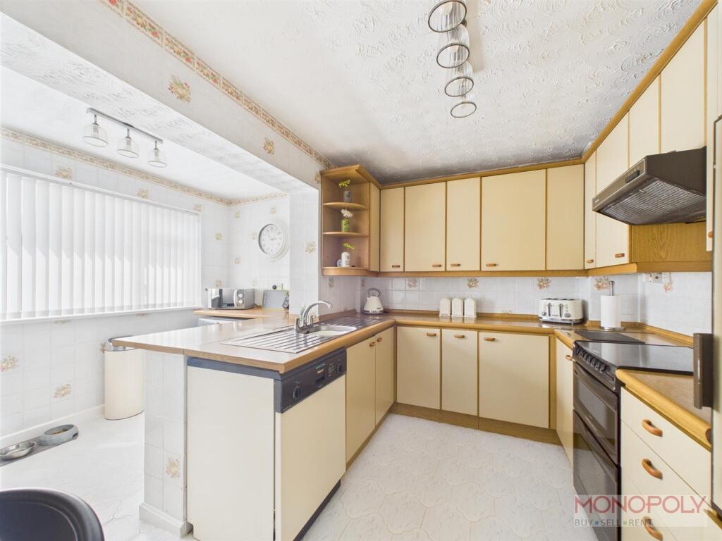 KITCHEN/UTILITY ROOM