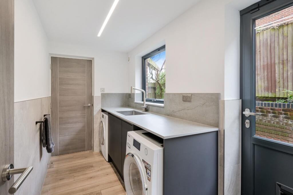 CUDDINGTON PARK CLOSE (31).jpg