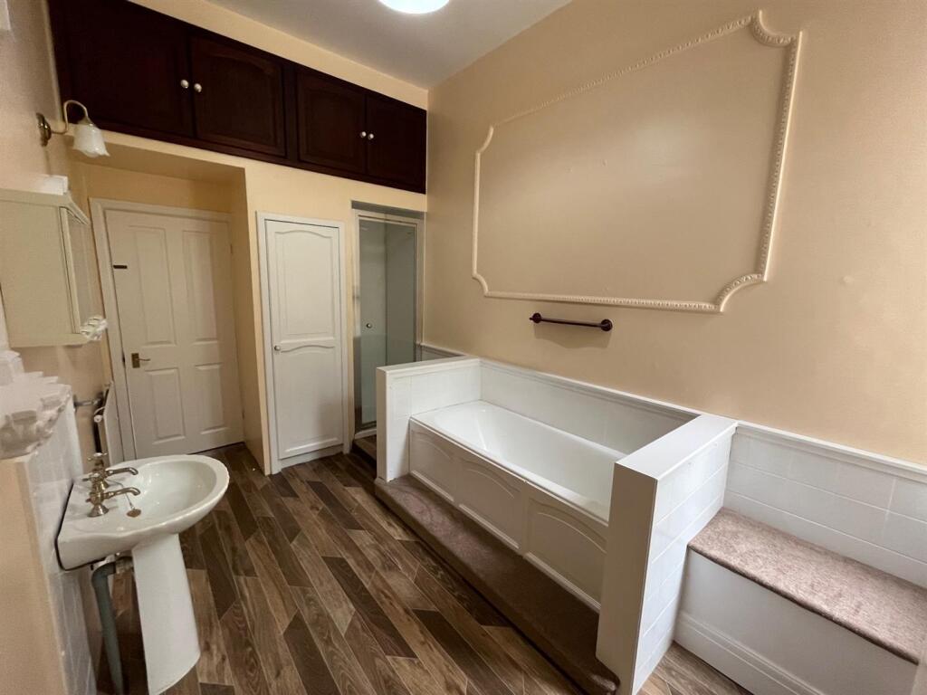 Bathroom (2).jpg
