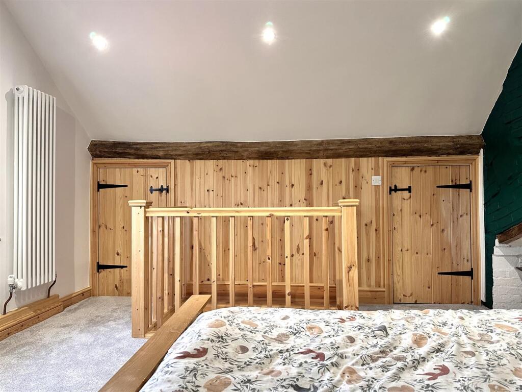 Extensive Eaves Storage 766