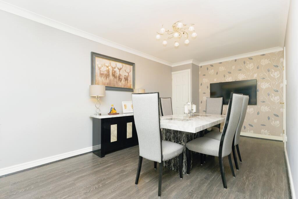 Dining Room/Bed 5