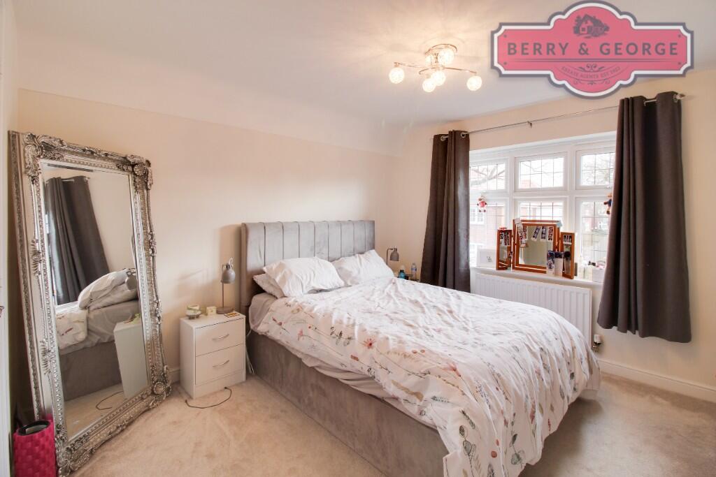 MAIN BEDROOM
