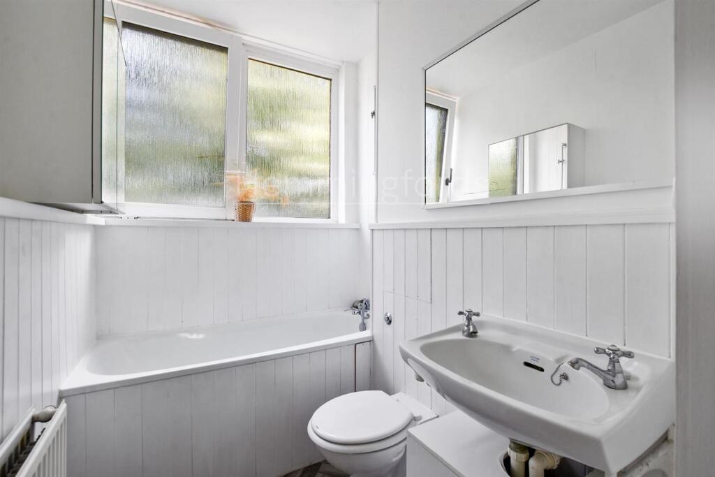 01-3740GCHMF - 117 Crondall Court - Bathroom 2 -Or