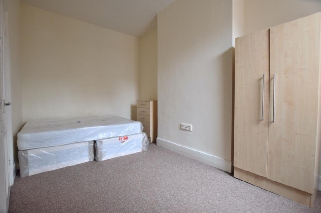 A spacious and tidy double bedroom with potenti...