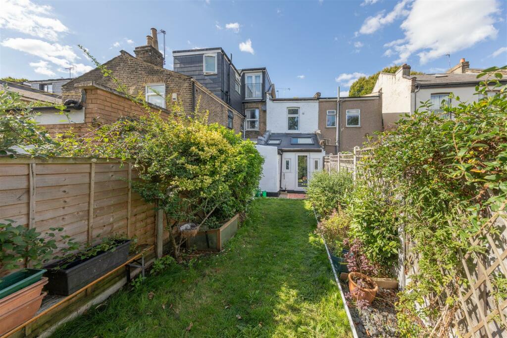 Chestnut Avenue, E7