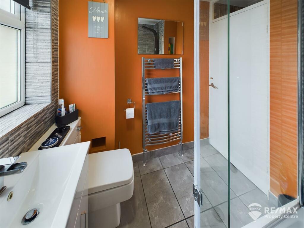 Bathroom 2.jpg