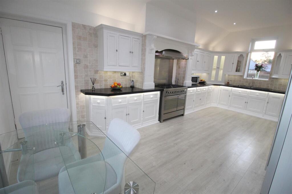 St Annes Road East, 200, kitchen (2).JPG