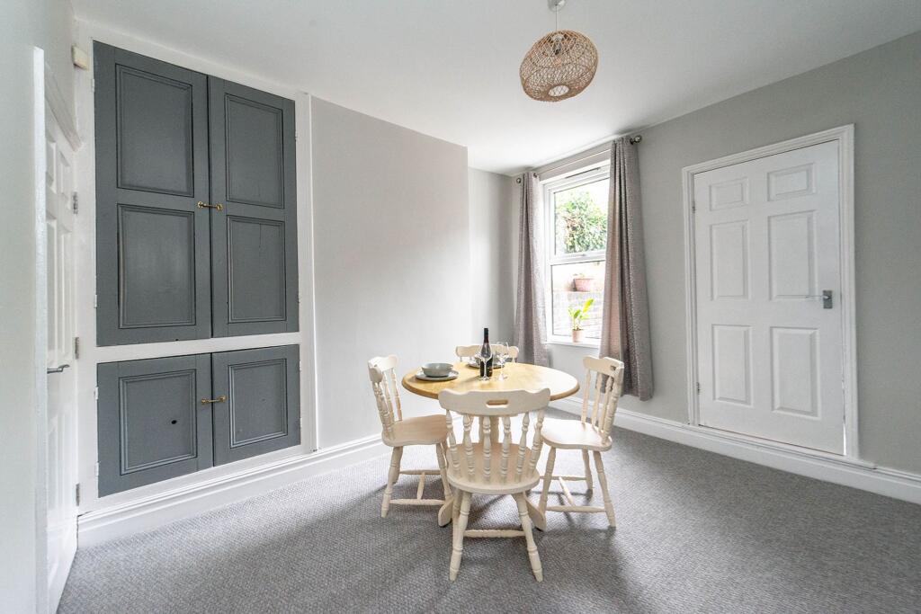 KITCHEN, DINER AND LOUNGE