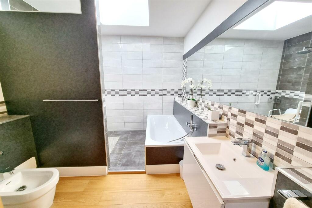 MAIN BATHROOM: