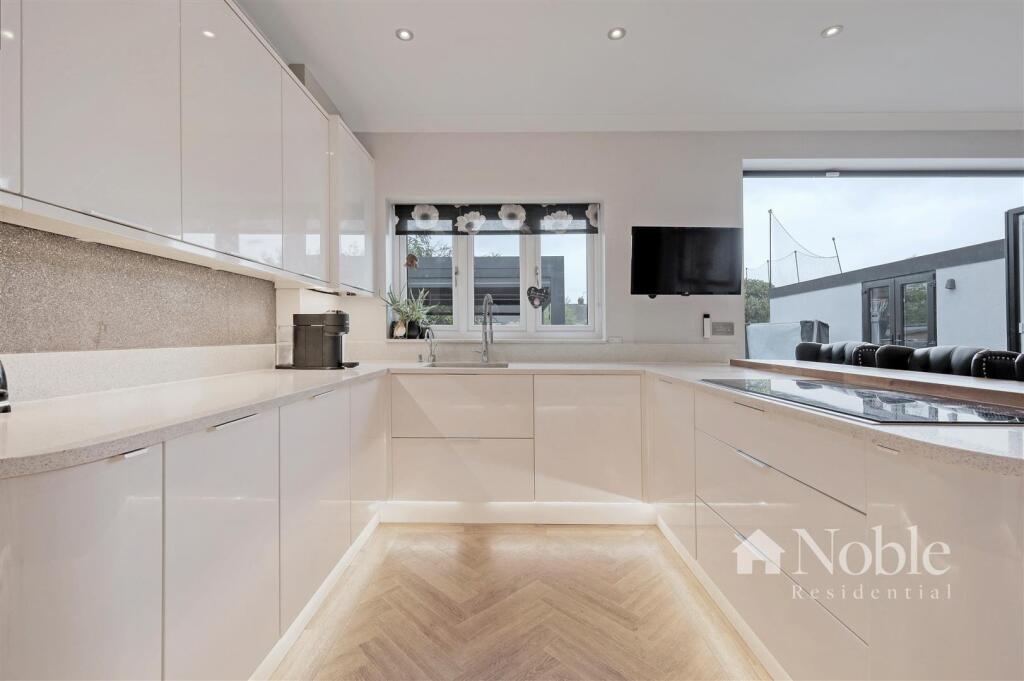 Open Plan Lounge/Kitchen/Dinning Area