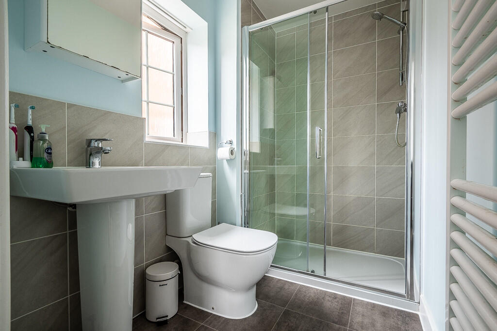 4 Celtic Close - ...