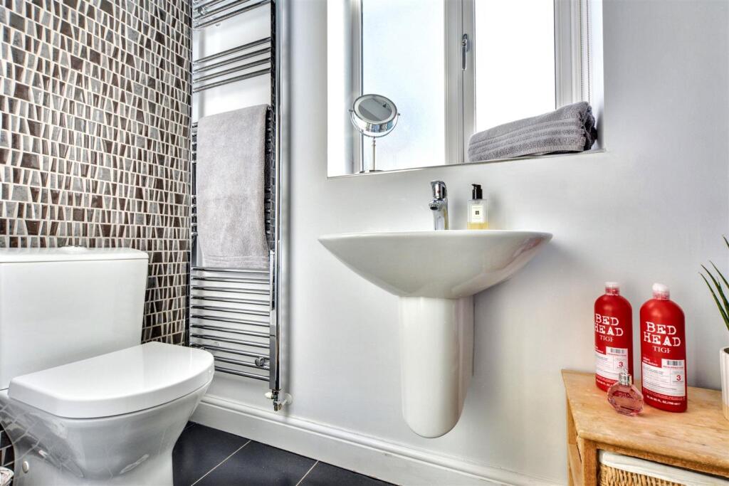 En-Suite Shower Room Bed 1