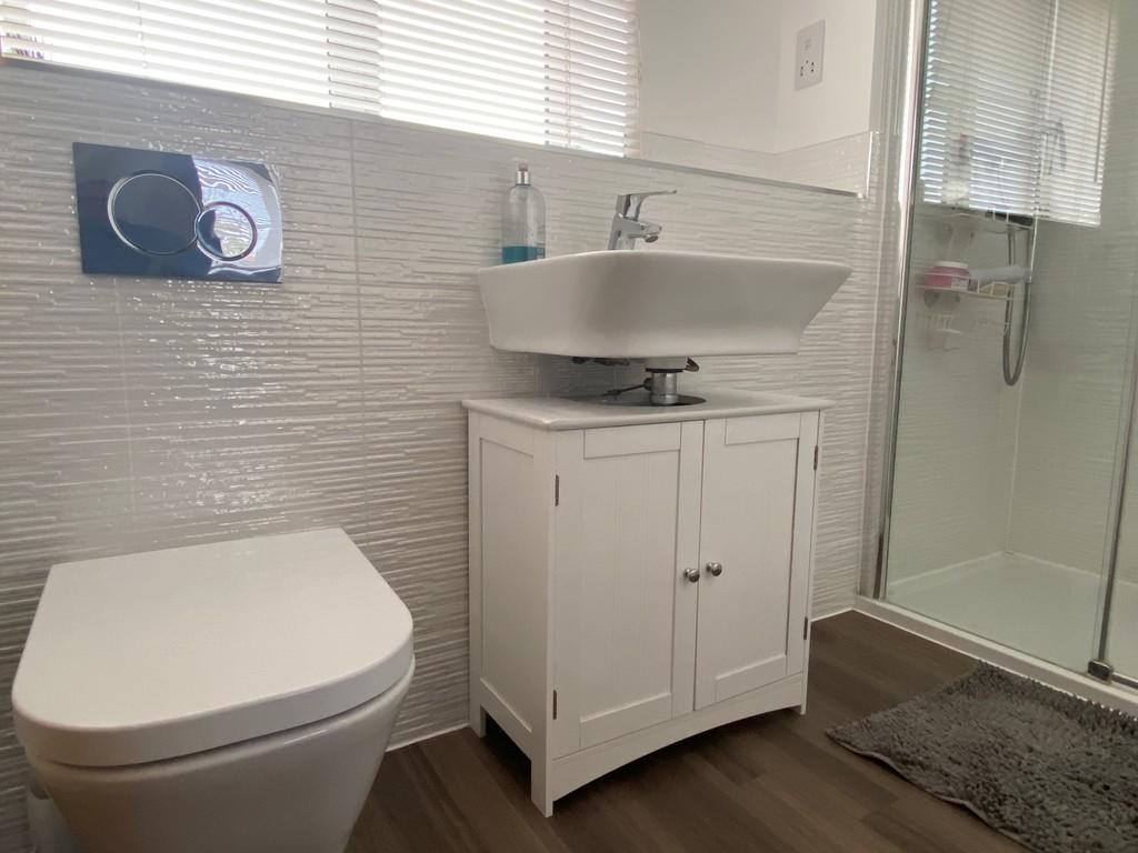 Ensuite to 2nd Be...