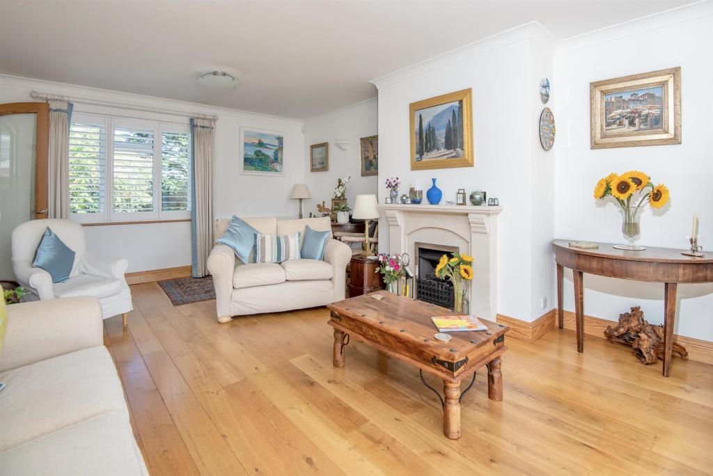 Living Room Alt.jpg