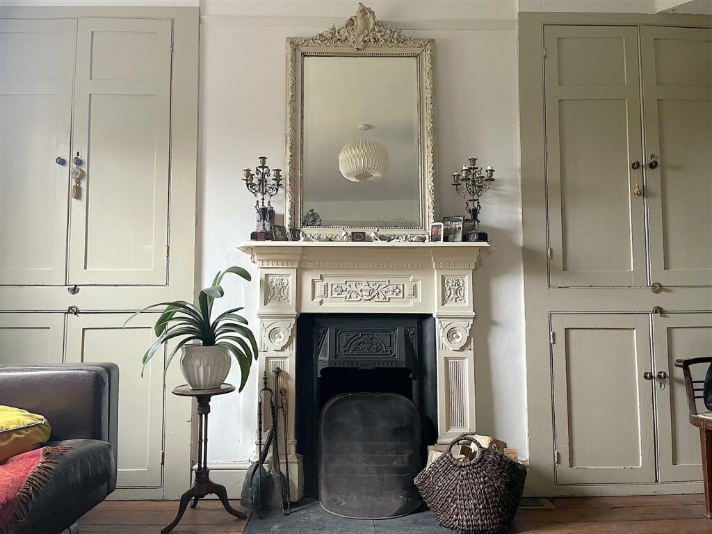 Living Room (5).jpeg