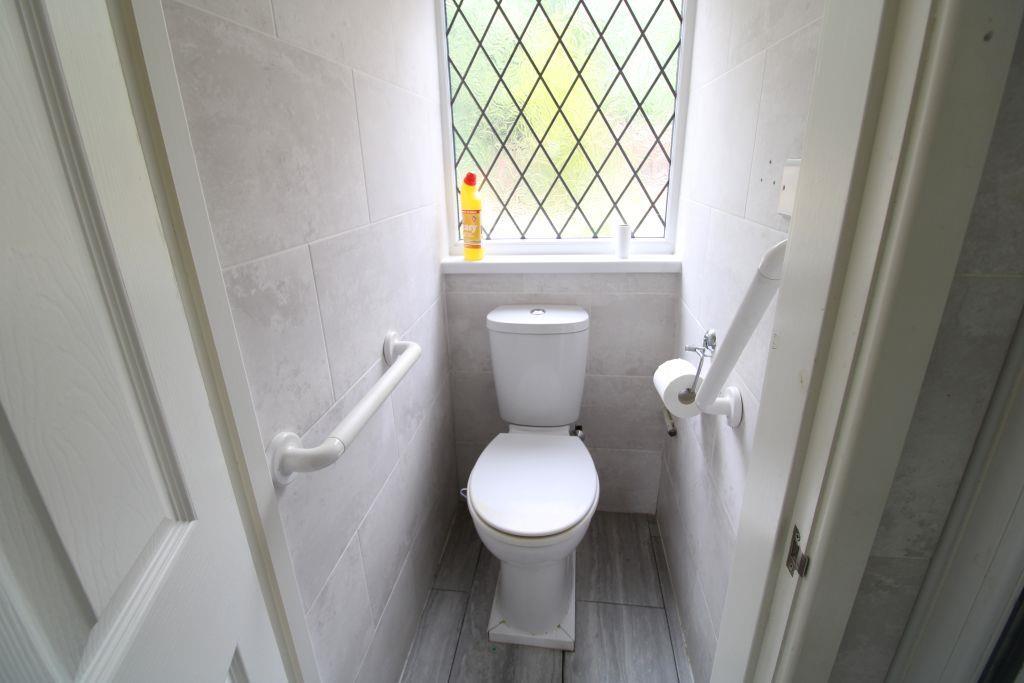 LOO.JPG