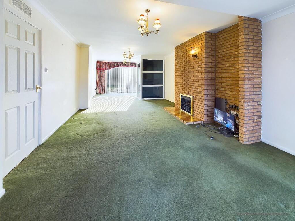 Through lounge/dining room
