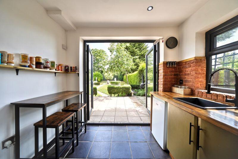 BREAKFAST KITCHEN