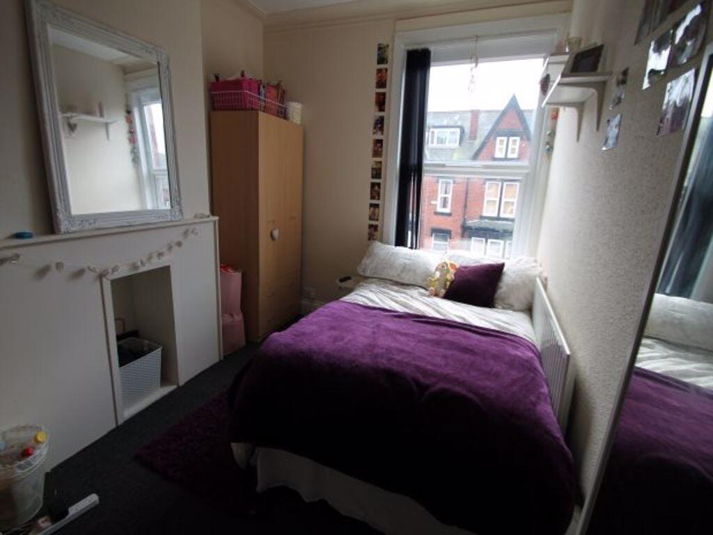 A cozy bedroom featuring a single bed with a pu...