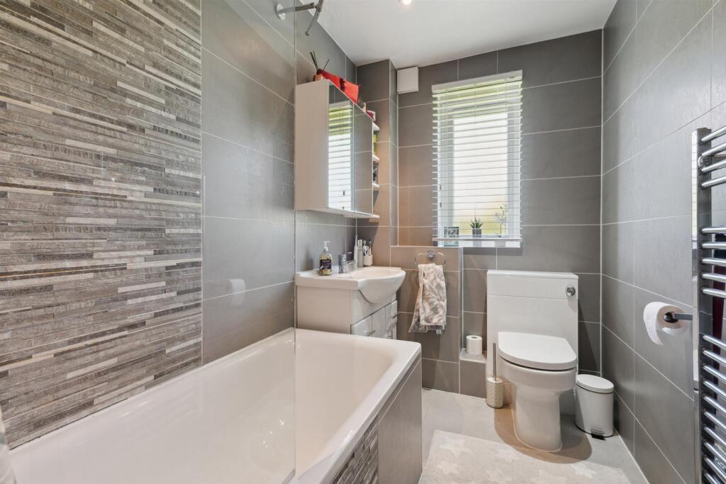 194 Heathfield Drive CR4 bathroom.jpg
