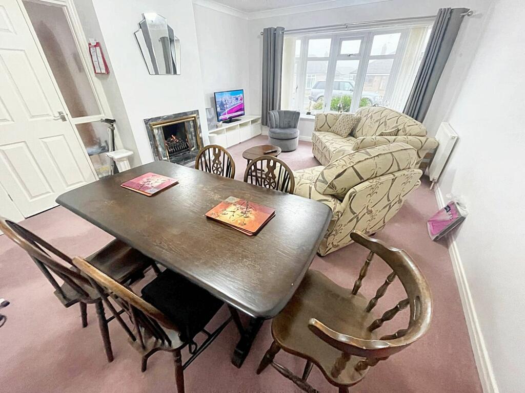 LIVING / DINING ROOM