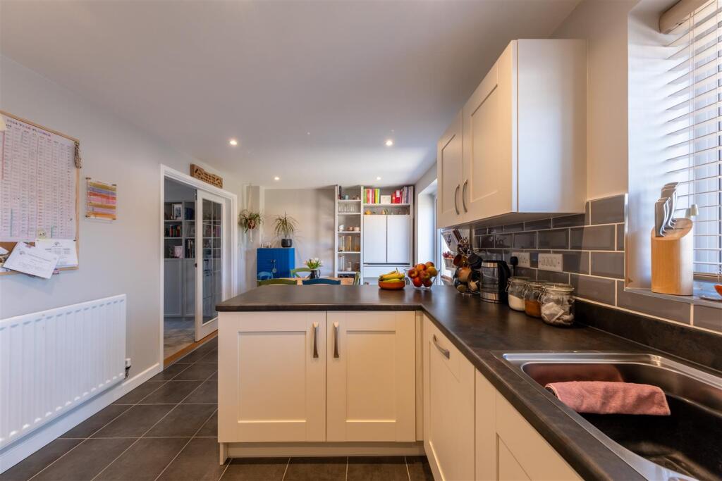 15 Wavell Way-003.jpg