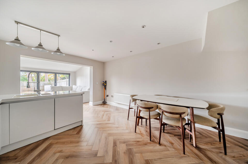 1372368-5-6900d0c...