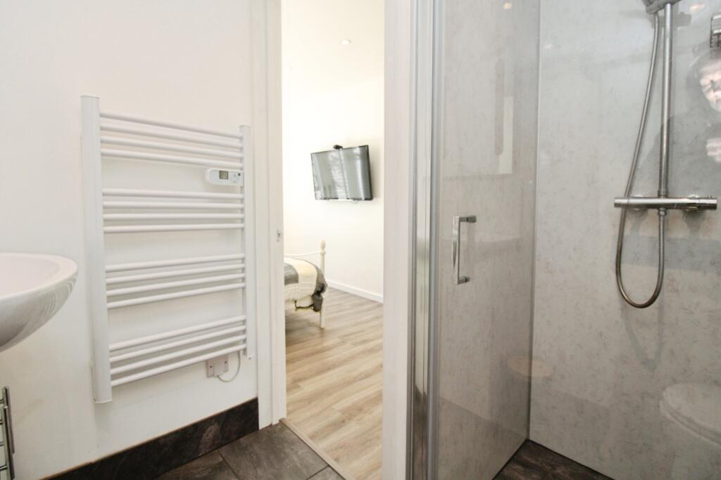 pbox-bathroom-338935.JPG