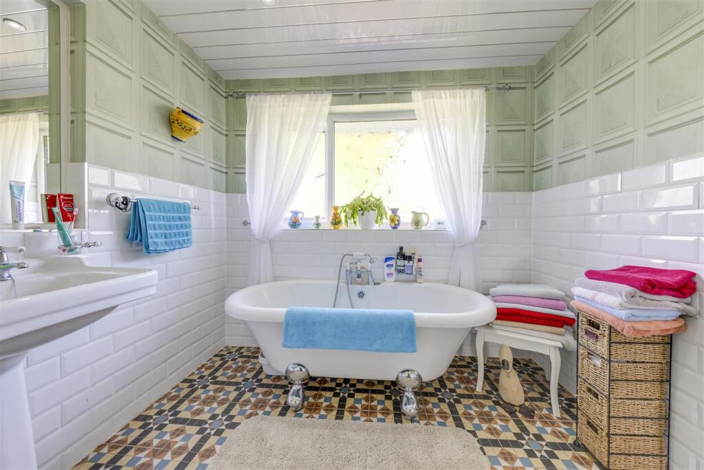 Feature Freestanding Bath