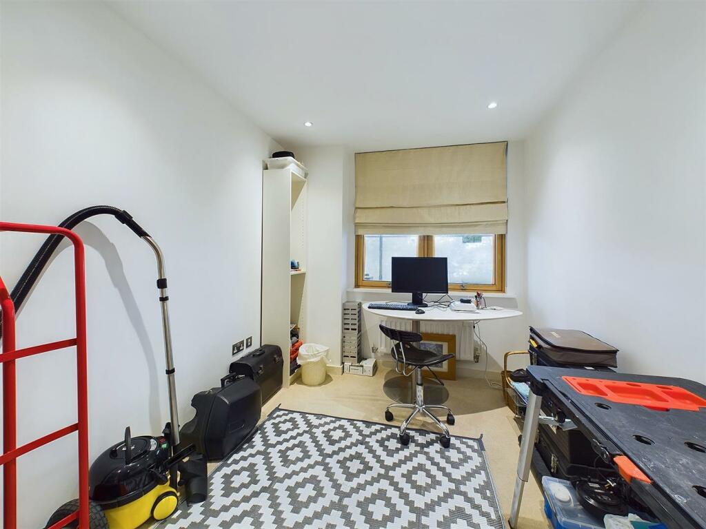7 - Harbourside Flat for Auction, Bristol.jpg