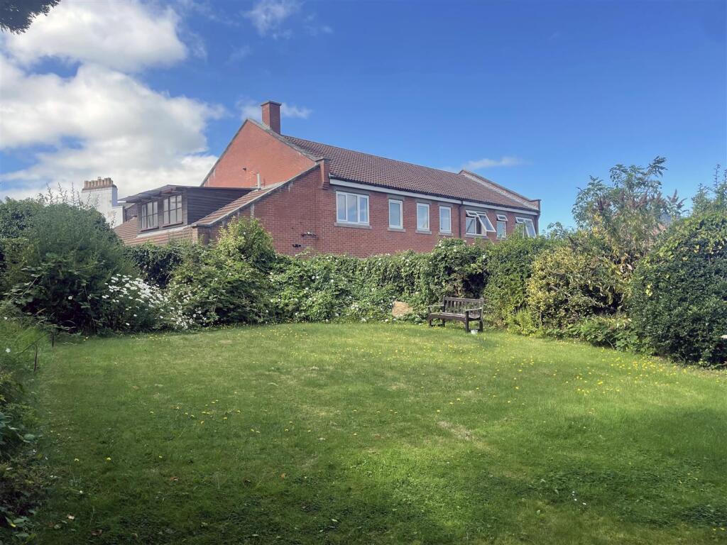 6 Claremont Place, Communal Garden.jpg