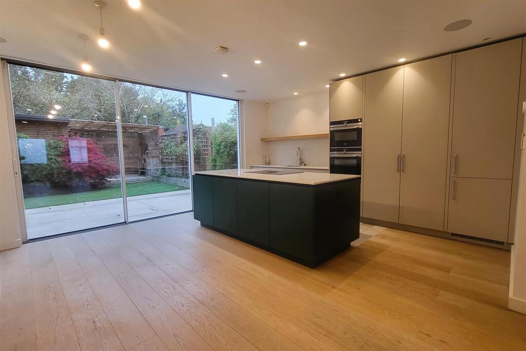 OPEN-PLAN KITCHEN / DINER