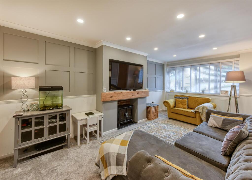 21 Walnut Drive-lounge1.jpg