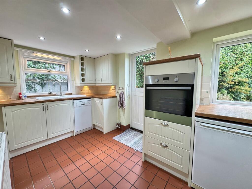 Kitchen 2.jpg