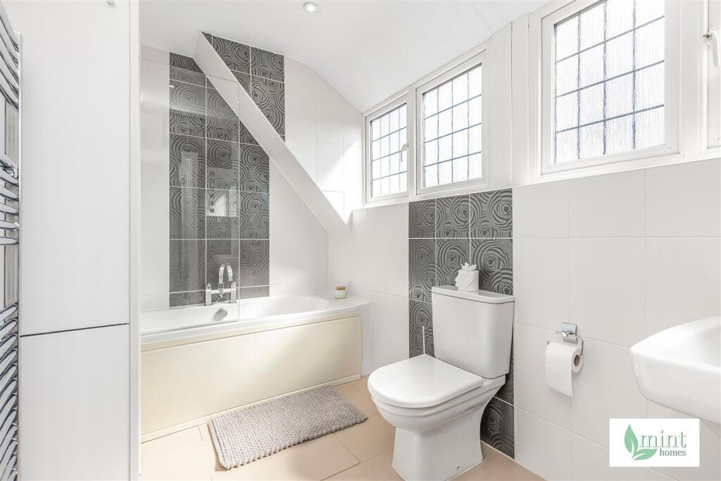 437__Woodham_Lane__Addlestone__Surrey__KT15_3QG17.